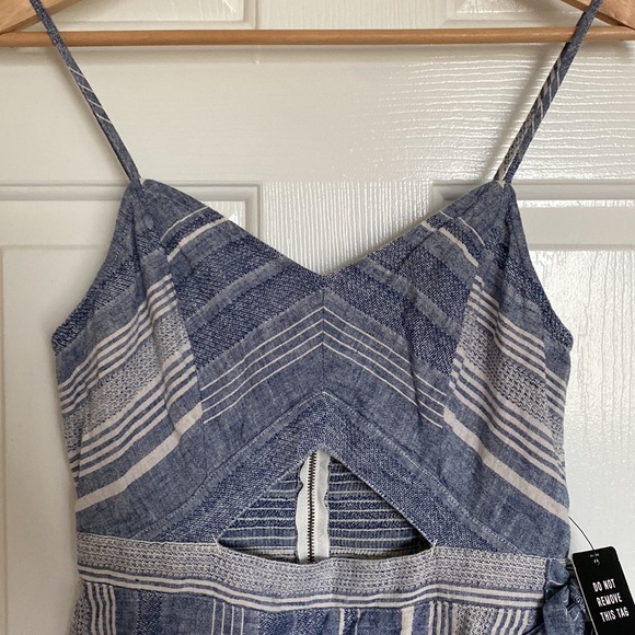 Linen blend cut out express faux wrap dress. - Picture 2 of 7